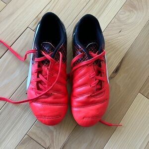Puma soccer shoes size U.S. 40.